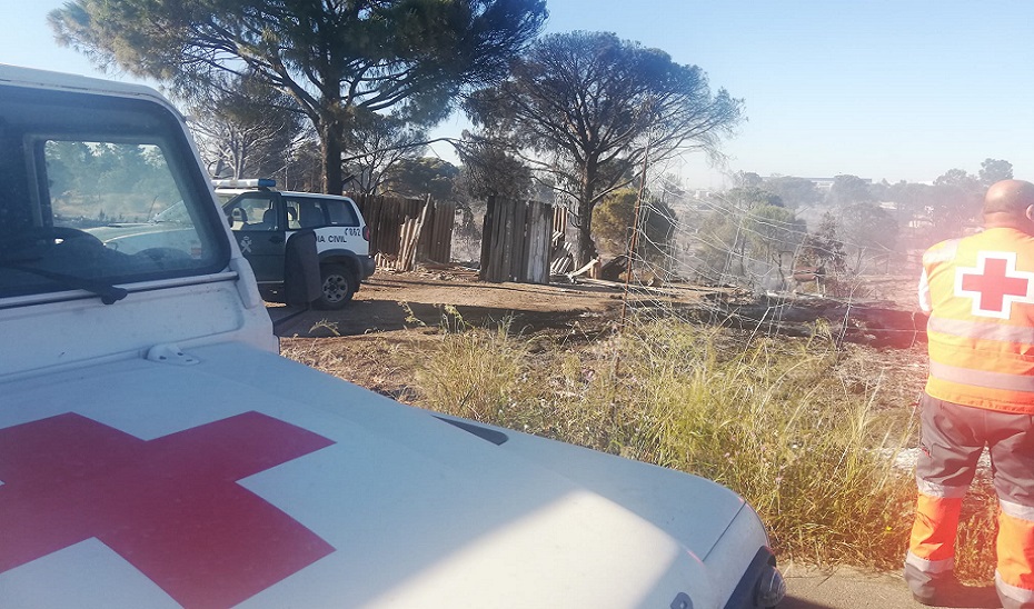 Efectivos de Cruz Roja y Guardia Civil en un incendio en un asentamiento chabolista (ARCHIVO).